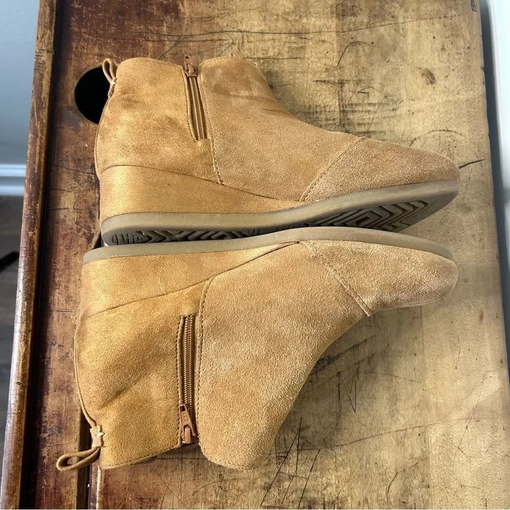 Toms Caramel Brown Suede Youth sz 4.5 Kelsey Wedge Booties 10014332 preworn